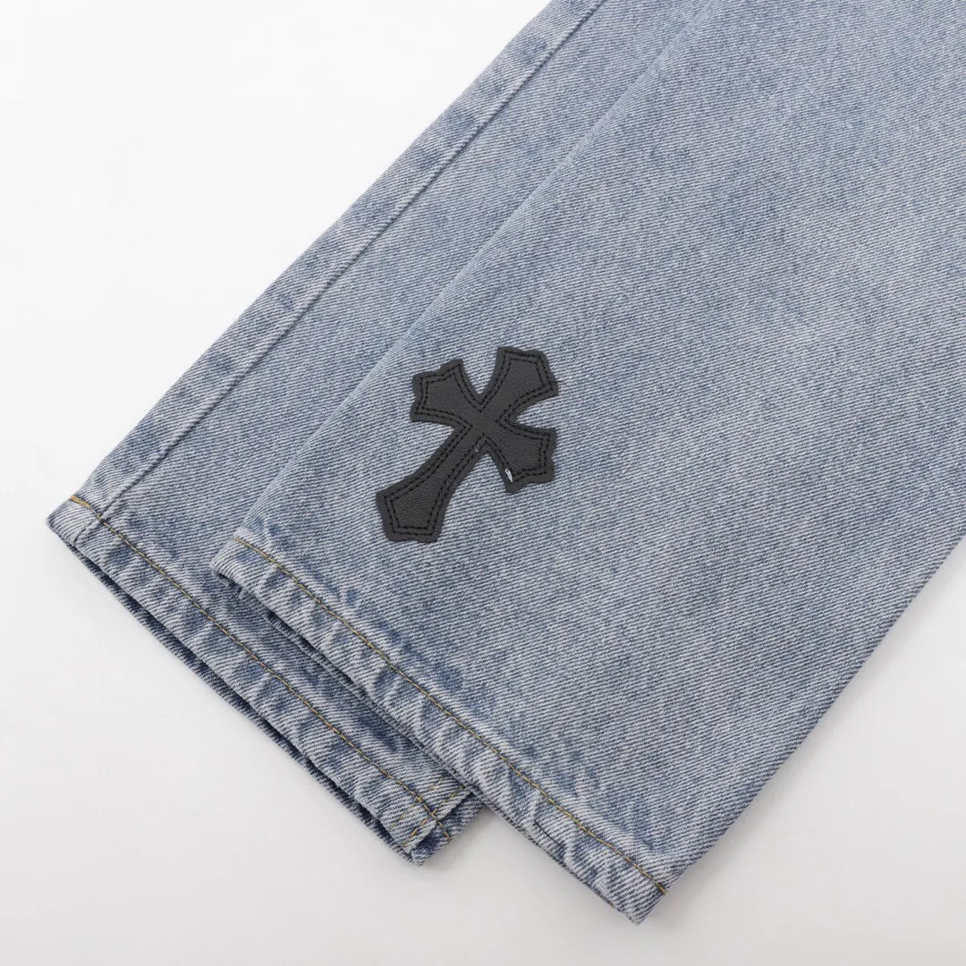 P210 Top version (light blue and black leather) Top version Chrome Hearts jeans with leather blue denim. It is known that chromehearts jeans will use vintage Levis jeans as the base plate for creation. They usually add their own unique silver buckles and silver ornaments, plus leather embellishments. This is what doubles the value of these vintage jeans, because the base plate is Vintage jeans, jeans themselves have become very soft and comfortable after years of baptism. This can be distinguished from ordinary jeans. Regarding the size, you should also refer to the pants data. Style number: 1250# Color: light blue black leather Size: 28 30 32 34 28 Waist 86 Hips 100 Pants length 102 30 Waist 90 Hips 104 Pants length 104 32 Waist 94 Hips 108, pants length 106 34, waist 98, hips 112, pants length 110
